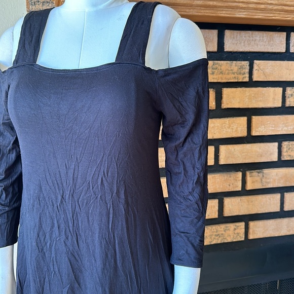 Asymmetrical Cold Shoulder Top - Picture 3 of 5